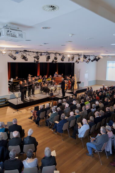 Foto zeigt Orchester vor Publikum.