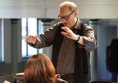Das Bild zeigt Gerhard Möhringer-Gross beim Dirigieren.